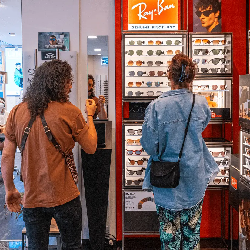 Opticien bij teeling optiek helpt de klant in de winkel bij het uitkiezen van de juiste montuur.