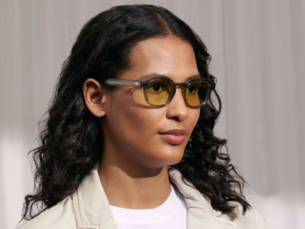 Vrouw draagt Moscot zonnebril met gele glazen bij Teeling Optiek Amsterdam