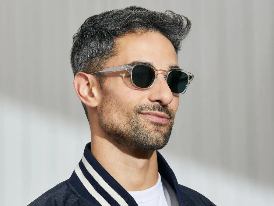 Heer draagt sportieve Moscot zonnebril met getinte glazen bij Teeling Optiek Amsterdam