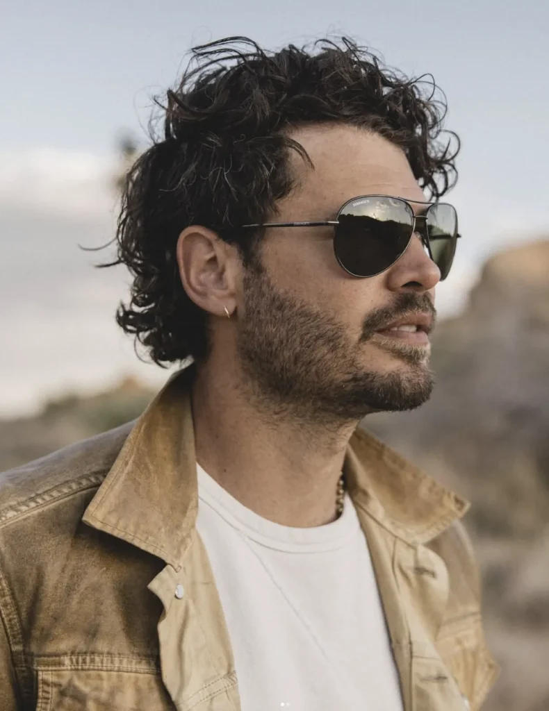 Man draagt zwarte Serengeti zonnebril met strak design bij Teeling Optiek Amsterdam