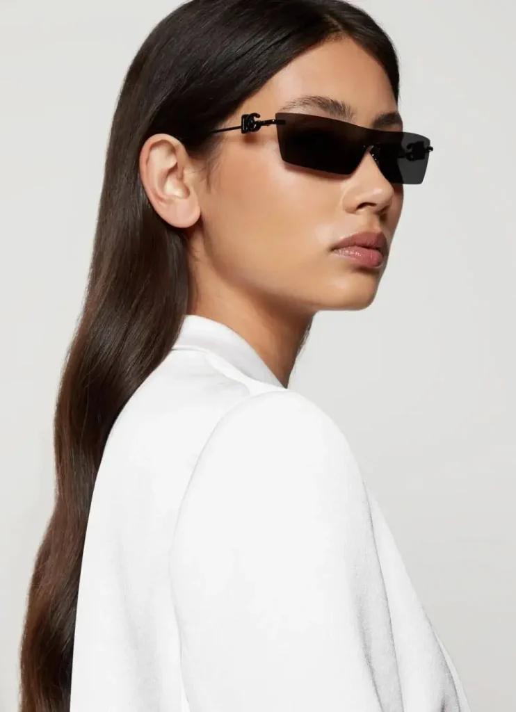 Vrouw draagt zwarte Dolce Gabbana zonnebril met strak design bij Teeling Optiek Amsterdam