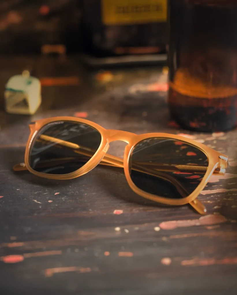 Serengeti zonnebril met amberkleurige glazen op tafel bij Teeling Optiek Amsterdam