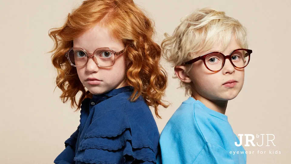 Twee kinderen dragen stijlvolle Junior brillen uit de kindercollectie bij Teeling Optiek Amsterdam