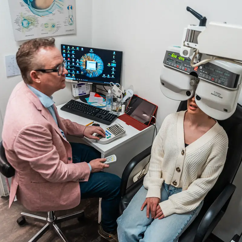 Een opticien die een oogmeting uitvoert bij een klant bij Teeling Optiek in Amsterdam.