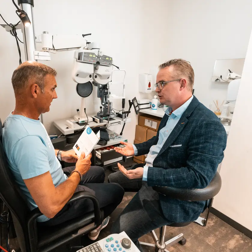 Opticien onderzoekt zicht en oogcomfort bij terugkerende klachten