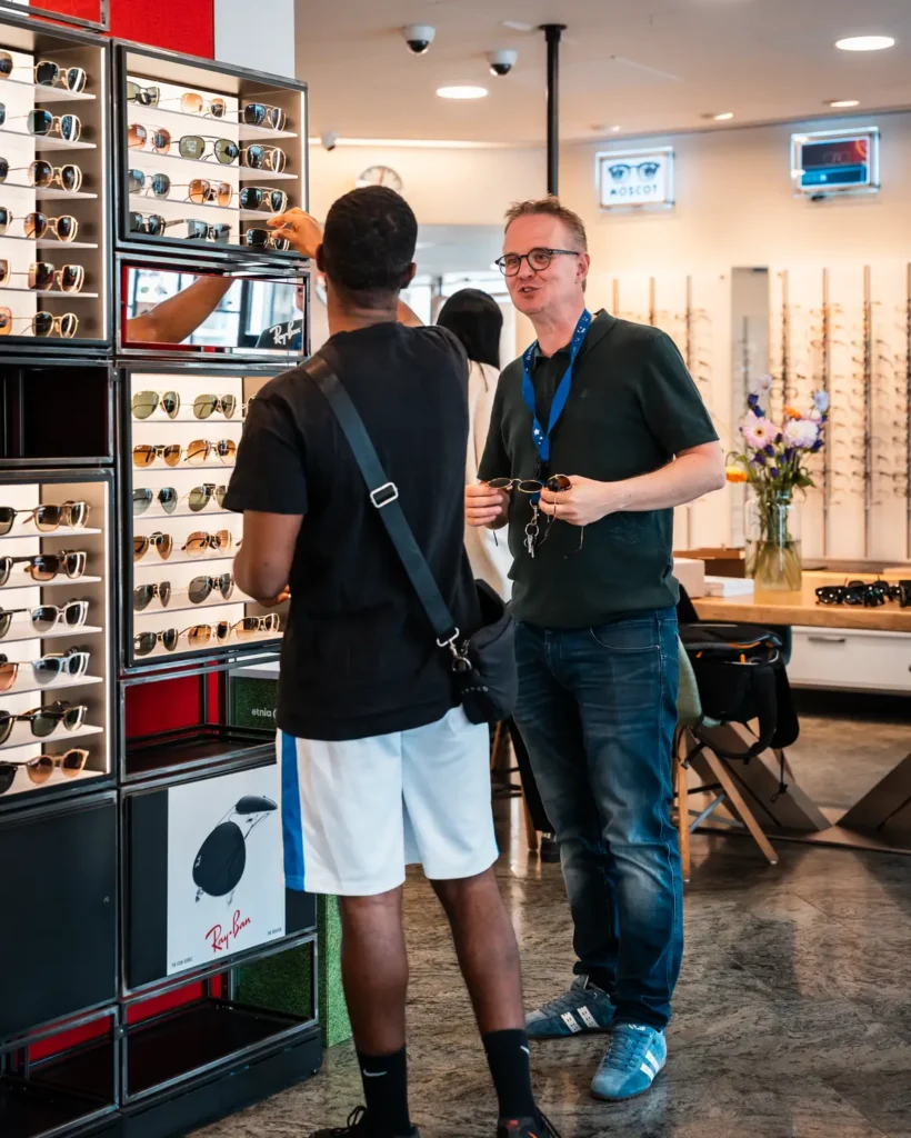 Team van Teeling Optiek helpt bij het kiezen van de juiste Ray-Ban