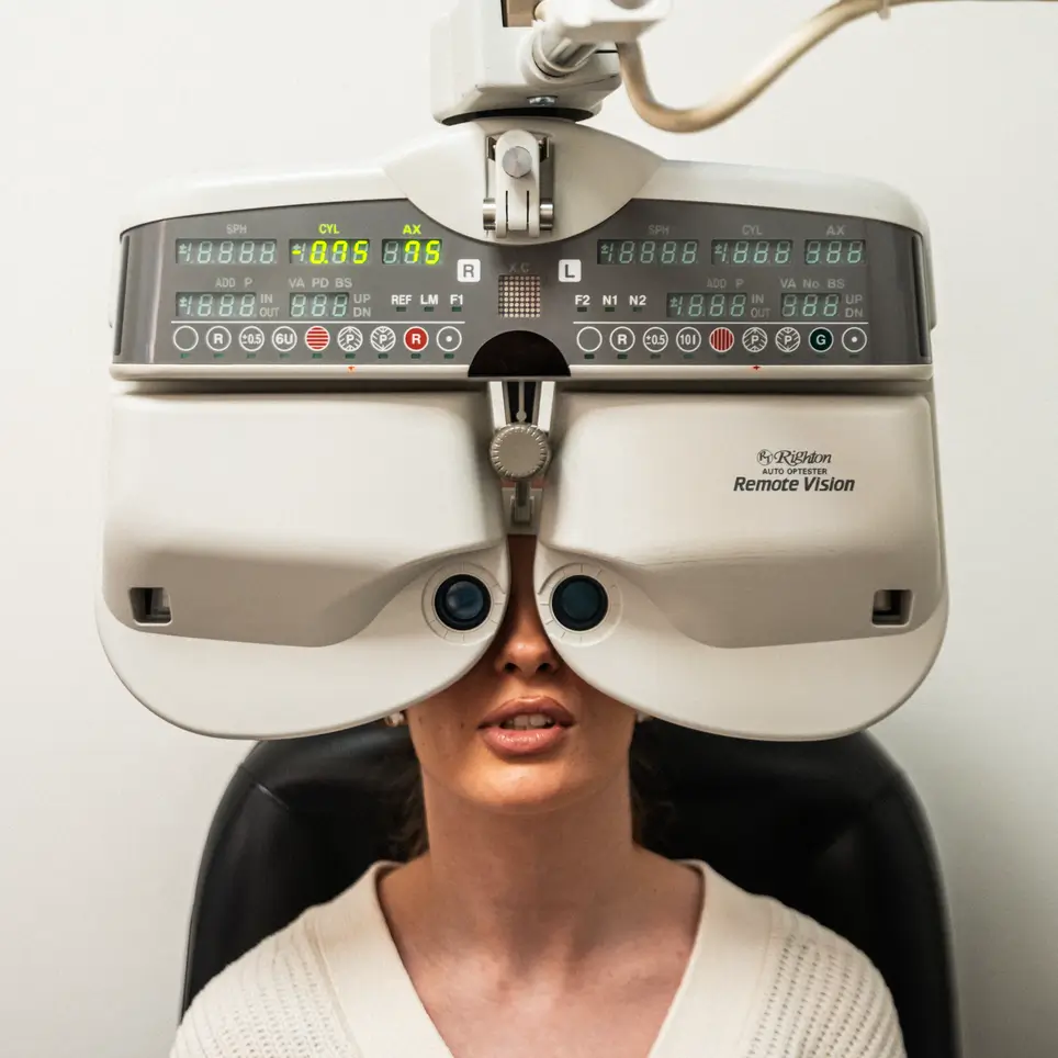 Professionele oogmeting voor een Ray-Ban zonnebril op sterkte bij Teeling Optiek in Amsterdam