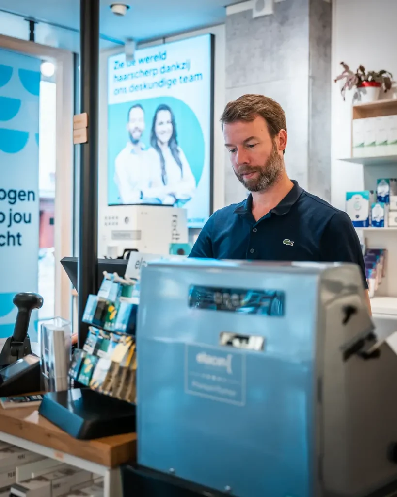 Persoon met visuele klachten zoals flitsen, vlekken of lichtgevoeligheid