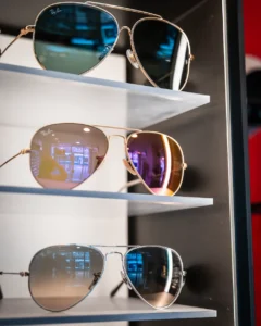 Drie Ray-Ban Aviator zonnebrillen in verschillende kleuren op schap bij Teeling Amsterdam