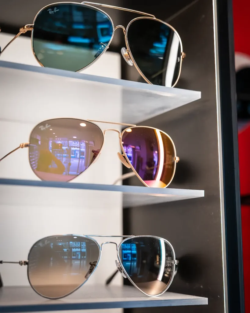 Drie Ray-Ban Aviator zonnebrillen in verschillende kleuren op schap bij Teeling Amsterdam