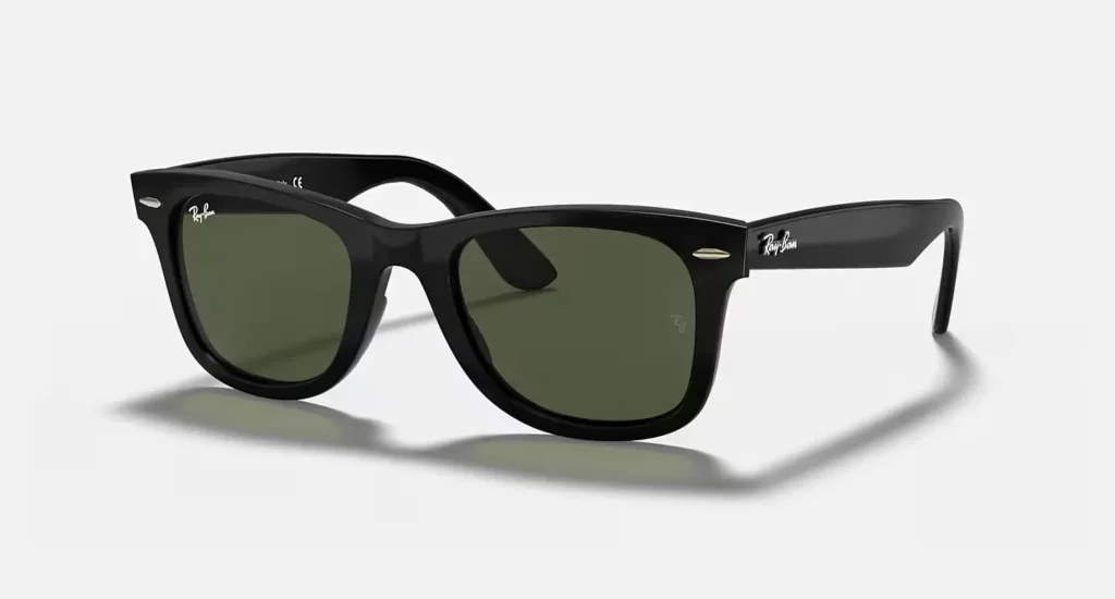 Zwarte Ray-Ban Wayfarer zonnebril op een witte achtergrond, verkrijgbaar bij Teeling Optiek Amsterdam.
